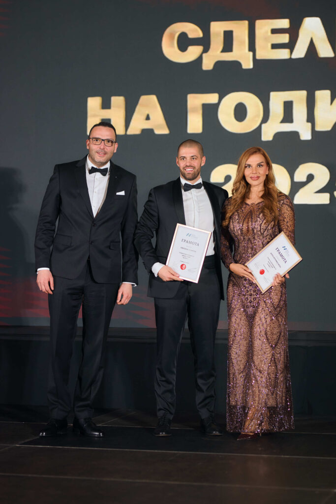Николай Ставрев, мениджър в New Estates, и Дора Керемидчиева, мениджър в New Estates - носители на наградата "Сделка на 2025 година на проект в Обединени Агенции Реалто"